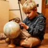 Poiste siniste triipudega kapuutsiga pusa