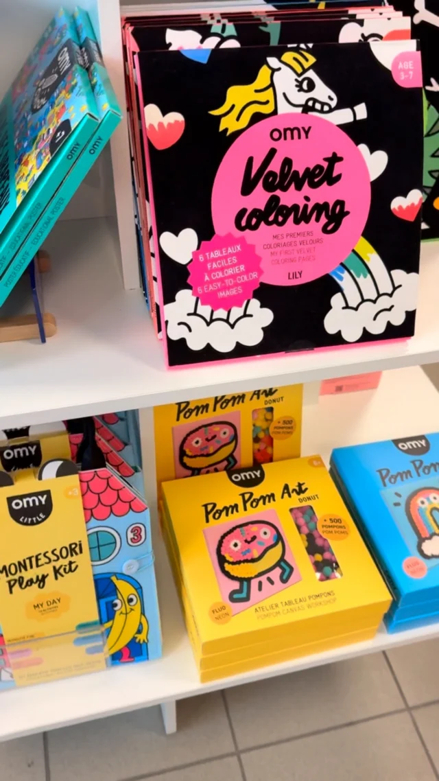OMY maailm Prantsusmaalt on täis värve ja põnevat tegemist lastele 🤩
Soovitame, kuna paljud lapsevanemad on leidnud just OMY valikust vahvaid värvimisplakateid, kleepimiskomplekte, küünekleepse, tatoosid ja kleebitavaid kõrvarõngaid.